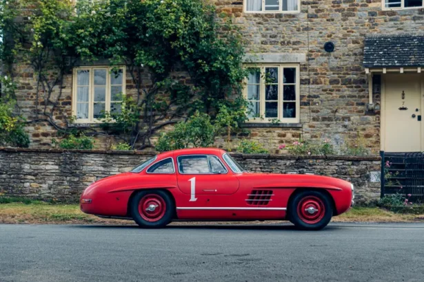 Czerwony Mercedes Na Aukcji3