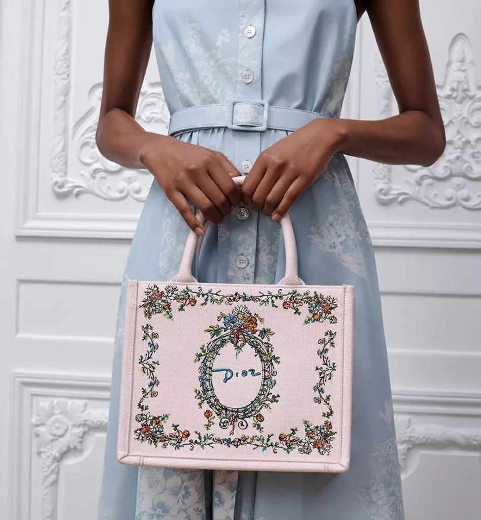 Dior Book Tote Kiedy Książka Staje Się Modą11